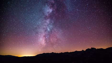 el lapso de tiempo - hermosa galaxia de la vía láctea por encima de la cordillera - 4k
