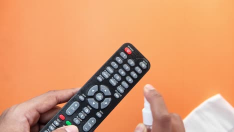limpieza de un control remoto de la televisión