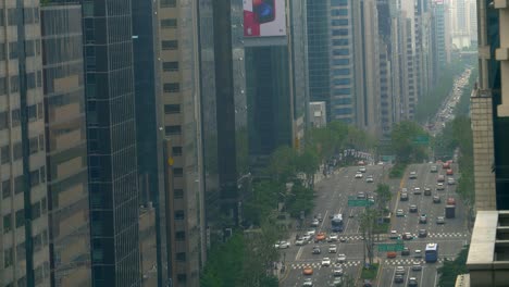 carretera muy transitada en el centro de seúl