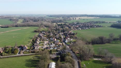 Friedliche-Luftaufnahme-über-Nonington-Ländliche-Kleinstadt-Landwirtschaftliche-Siedlung-Langsame-Überführung