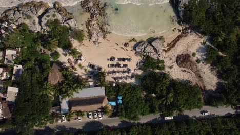 Obenliegender-Schuss-Der-Straße-Nahe-Schönem-Sandigem-Gitano-Beach-Club,-Tulum,-Mexiko