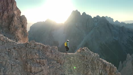 excursionista caminando por la cresta de los dolomitas