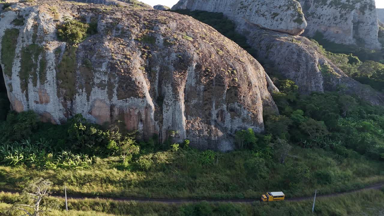Viaggio aereo a bassa quota oltre le pareti verticali a strapiombo di Pedras Negras de Pungo Andongo nella provincia di Malanje, Angola, Africa