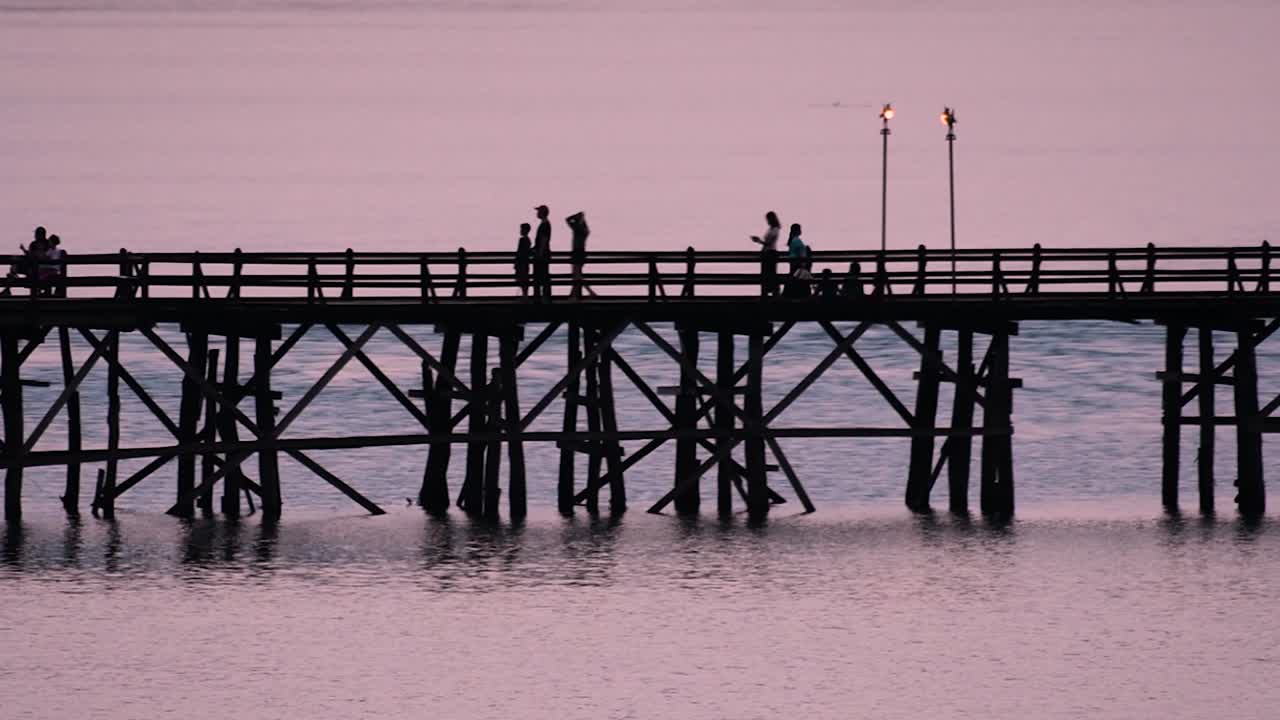 мост мон - старый деревянный мост, расположенный в сангкла, таиланд