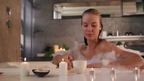 Mujer-Caucásica-Tomando-Un-Baño-En-El-Hotel