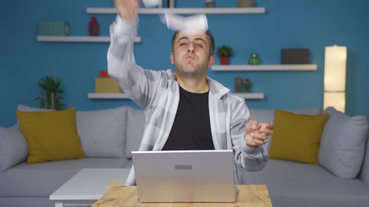 hombre distribuyendo billetes y lanzándolos al aire.