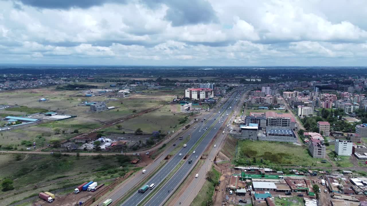 Autostrada Thika Road che attraversa il sobborgo di Ruiru vicino a Nairobi, Kenya, in una giornata nuvolosa, vista aerea.