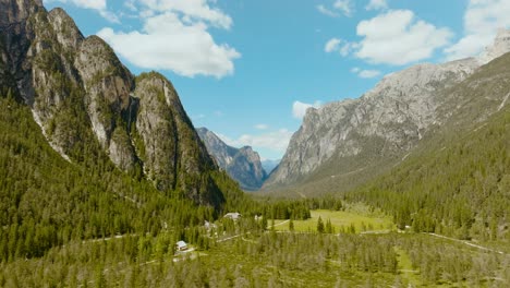 toma aérea de drones de los alpes dolomitas con el bosque de pinos en italia, 4k