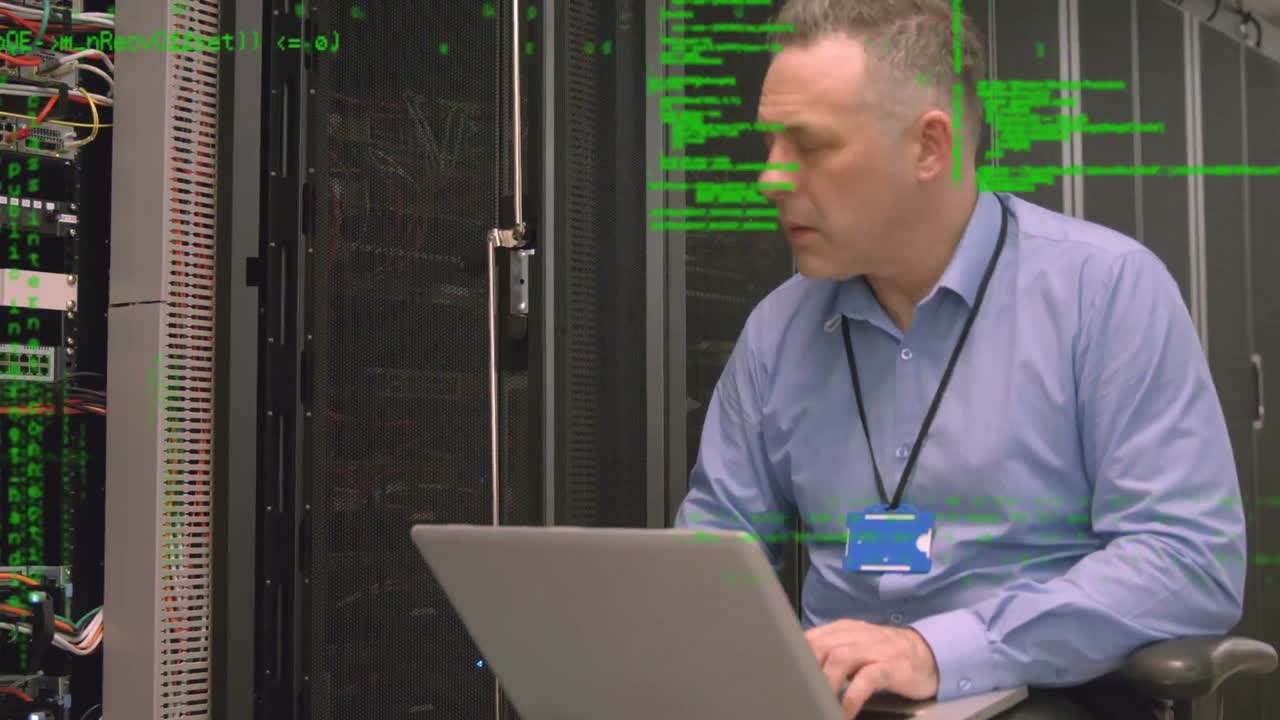 animación del procesamiento de datos sobre un hombre caucásico usando una computadora portátil en la sala de servidores