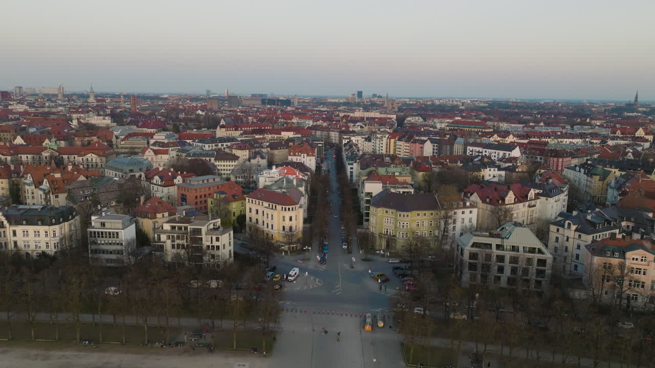 5k drone sobrevuelo sobre el parque y edificios del centro de la ciudad de munich theresienwiese en alemania, aéreo