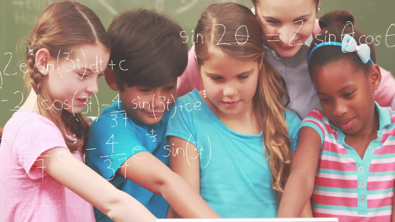 animación de fórmulas matemáticas sobre diversos alumnos en la escuela