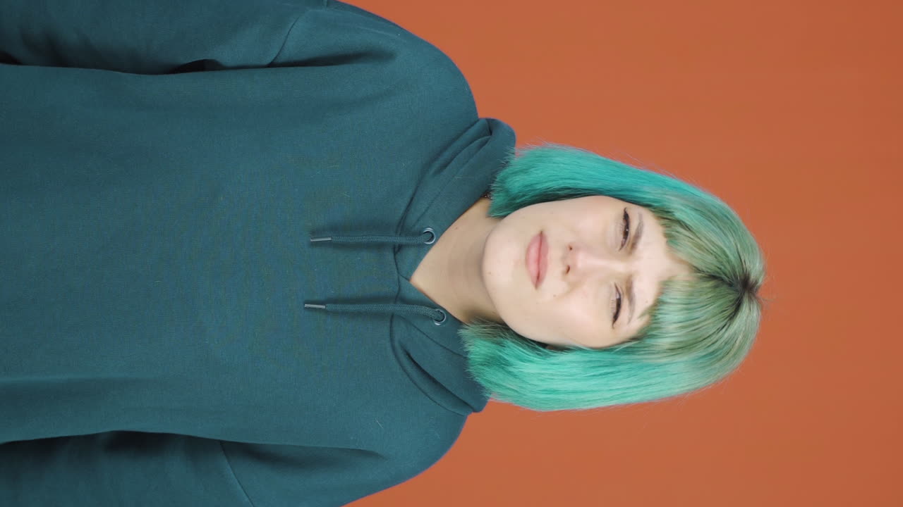 눈에 문제가 있는 젊은 여성의 수직 영상입니다.