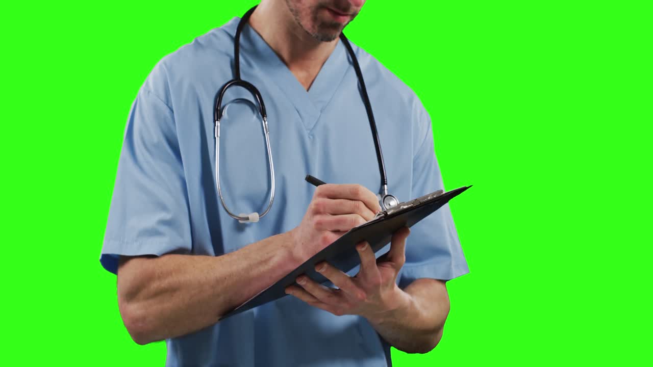 Kaukasischer Arzt vor Greenscreen-Hintergrund.