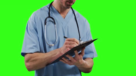 médico masculino caucásico en el fondo de la pantalla verde