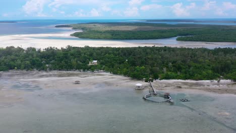 Luftzoom-Aus-Dem-Pier-Auf-Der-Insel-Leebong-An-Heißen-Sommertagen-Bei-Ebbe-Belitung-Indonesien