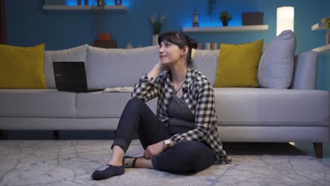 la mujer enamorada se siente feliz.