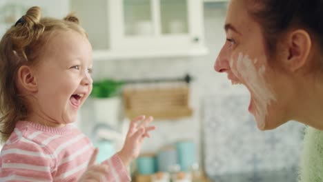 Handheld-Ansicht-Von-Mutter-Und-Ihrer-Kleinen-Tochter,-Die-Zusammen-Spaß-Haben