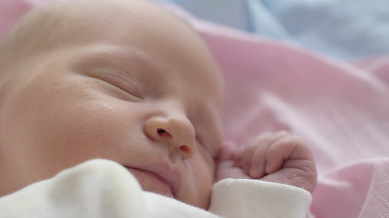 Sonrisa tocando los labios de una bebé dormida