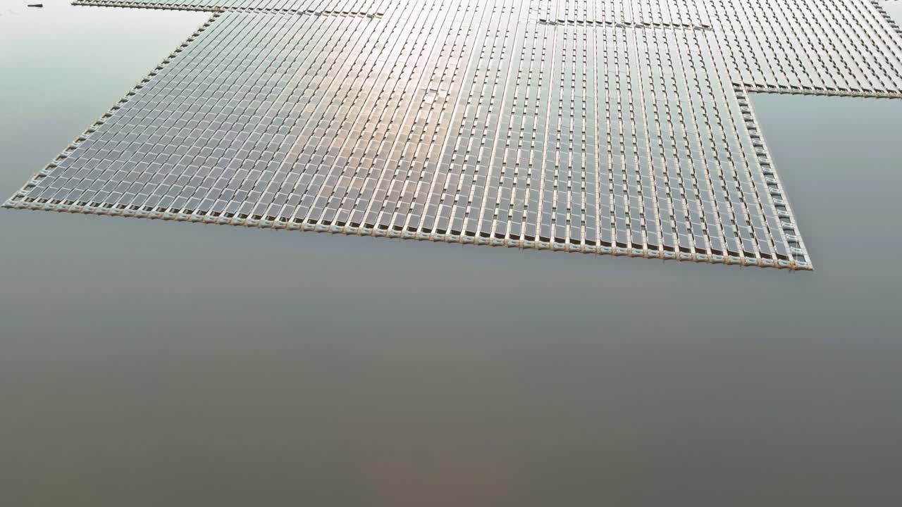 호수의 물 위에 떠다니는 태양 패널 셀 플랫폼