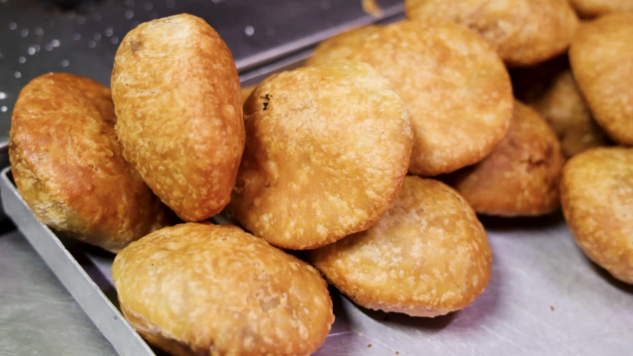 Litti, um petisco tradicional indiano crocante e quente, à venda em um restaurante