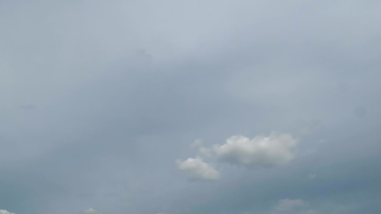 파란 하늘에서 구름이 움직이고 있습니다. 타임스