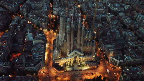 Vista-Aérea-Nocturna-De-La-Sagrada-Familia,-Barcelona,-España-5