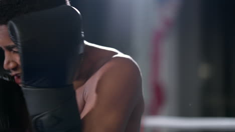 joven boxeador en entrenamiento