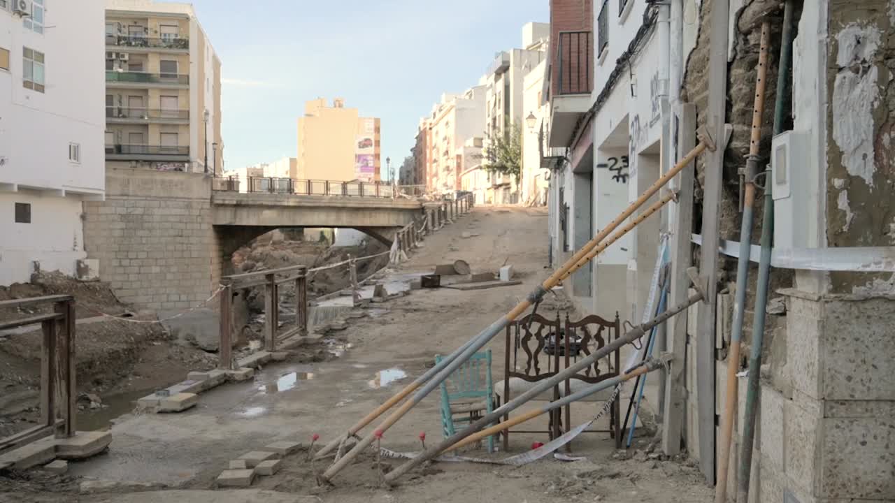 Lavori di costruzione in una strada cittadina con un ponte