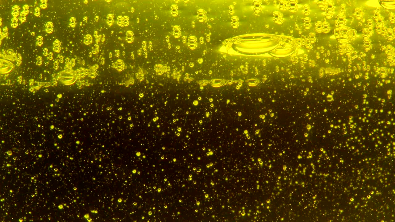 유리 배경 뒤에 있는 물 거품