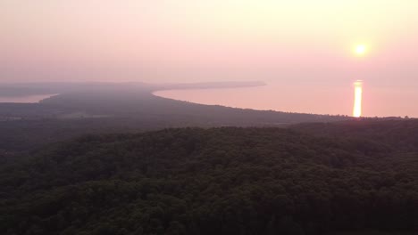 Sleeping-Bear-Dunes-National-Lakeshore-At-Pyramid-Point-With-Dramatic-Sunset-Glow-Cause-By-Canadian-Forest-Fire-In-Leelanau-County,-Michigan