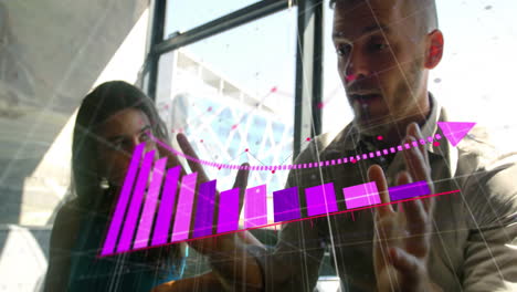 animación de flecha en gráficos de barras que caen sobre diversos compañeros de trabajo compartiendo ideas en la oficina