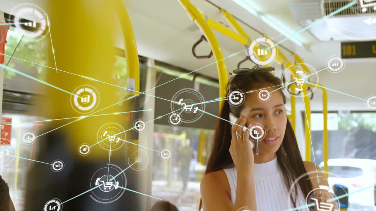 red de conexiones y procesamiento de datos animación sobre mujer hablando en teléfono inteligente en el autobús