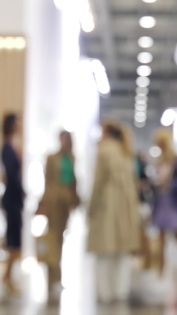 쇼핑몰 에 있는 사람 들 의 흐릿 한 이미지