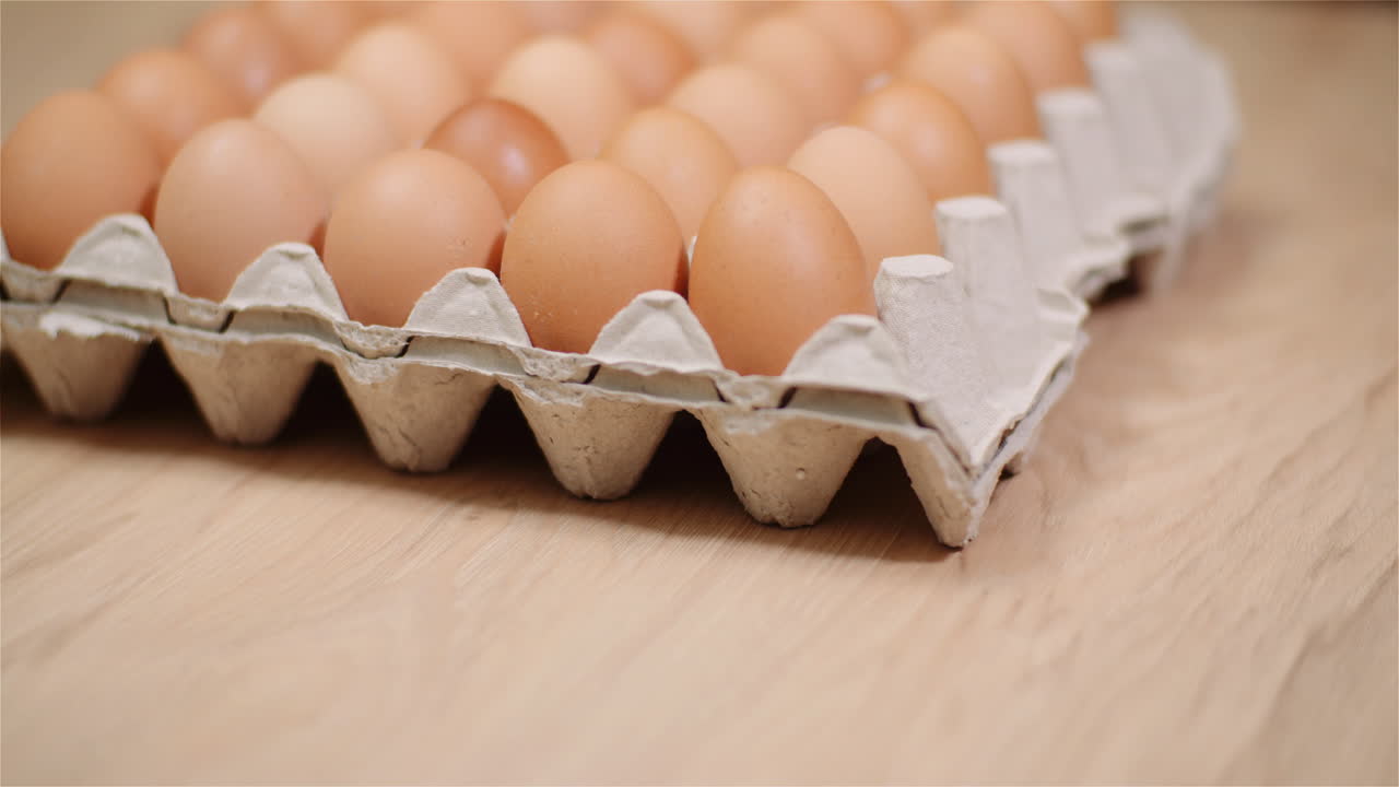 Eier-Extruder voller frischer Eier auf schwarzem Hintergrund 1