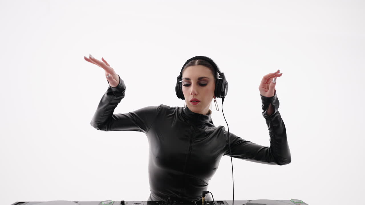 женщина-ди-джей микширует музыку на пластинках в студии