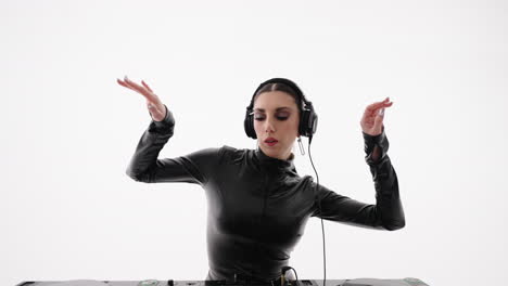 dj femenina mezclando música en tocadiscos en un estudio