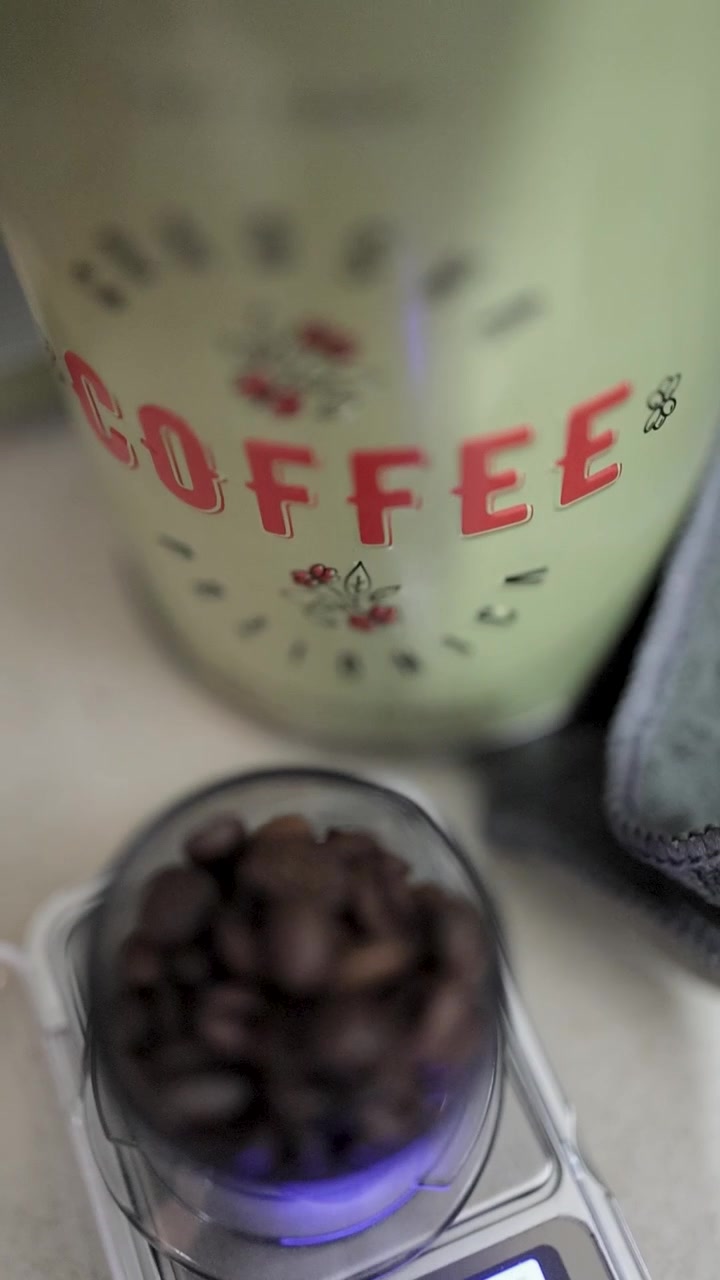 medindo 18 gramas de café em uma balança