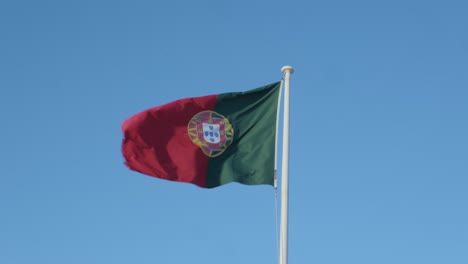 Nahaufnahme-Einer-Portugiesischen-Flagge-Im-Wind-Schweben