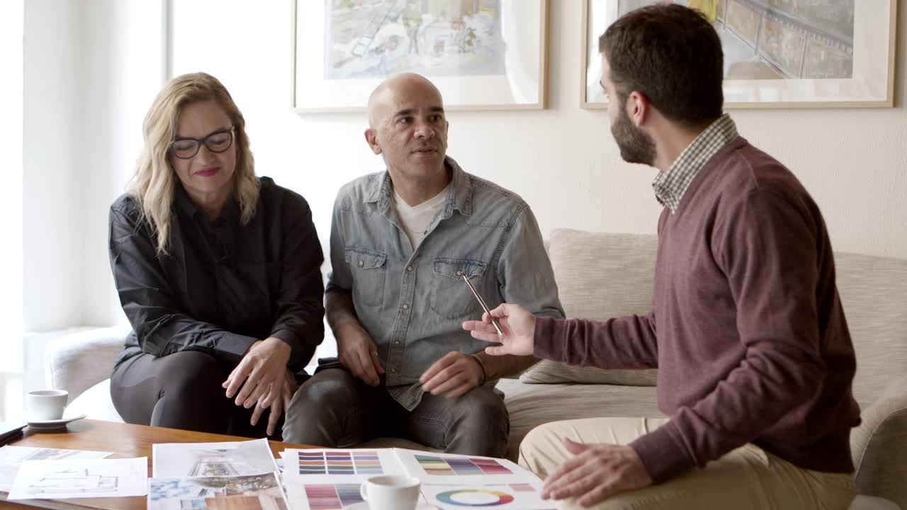 propietarios maduros que contratan a un diseñador de interiores para la renovación