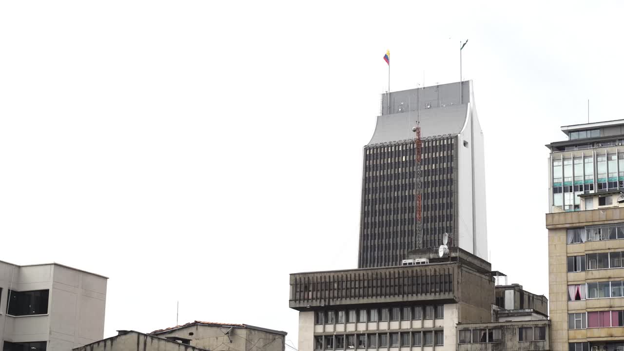 edificio alto se destaca en la ciudad de medellín, colombia