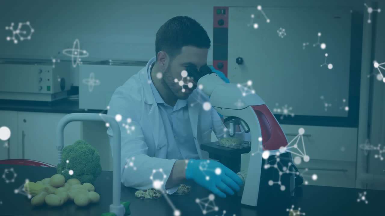 animación de moléculas y procesamiento de datos científicos sobre científico masculino biracial en el laboratorio