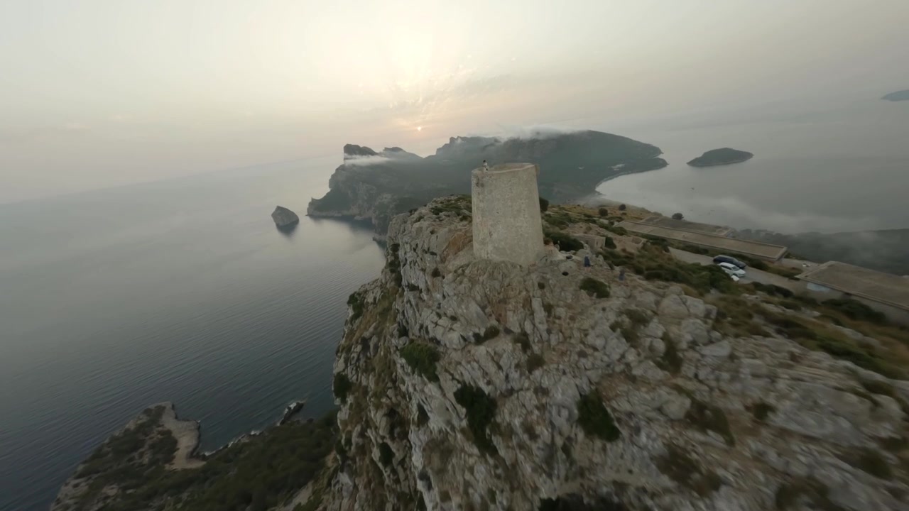 Ripresa FPV di Cap de Formentor Talaia d'Albercutx a Maiorca, nella Baia di Alcudia, Spagna.