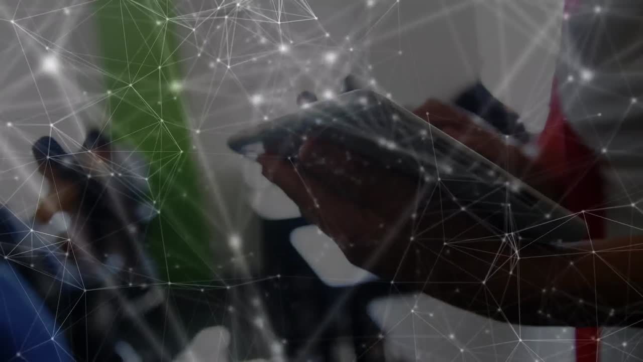 animación de la red de conexiones que se mueve sobre el estudiante utilizando la tableta en el aula