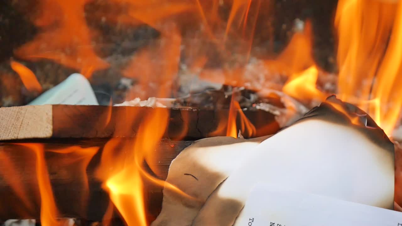 Papir, der brænder i en brand