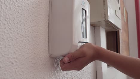 desinfectante de manos utilizado por personas -covid-19 4k