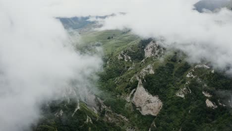 paisaje de valle de montaña con niebla