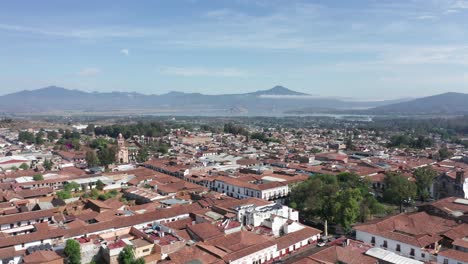 Drohne:-Patzcuaro-Town-Und-Lake-Dolly-In