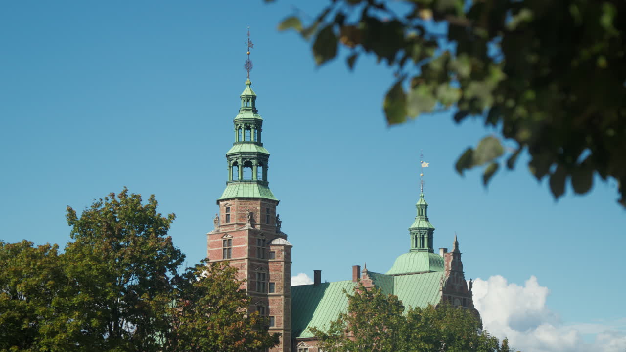 Historiske Rosenborg Slotstårne i København på en solrig dag. Ideel til rejsepromoveringer eller dokumentarer.