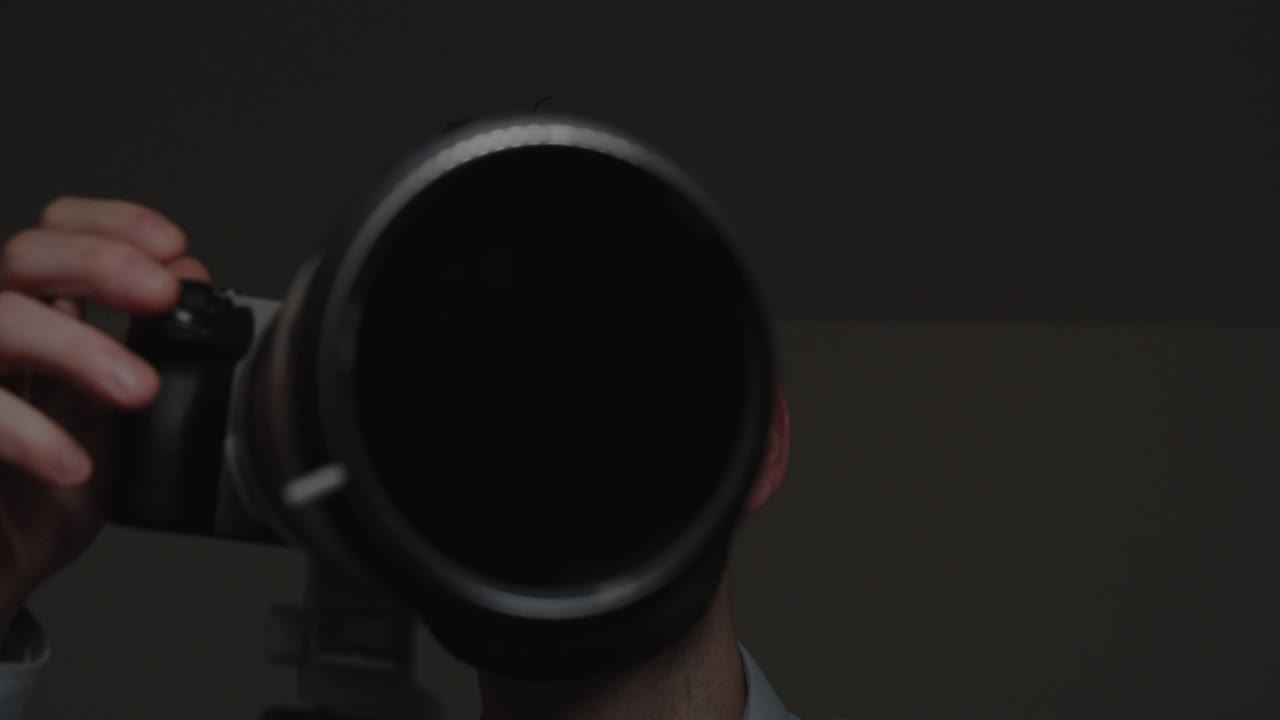 vista frontal do espião usando câmera e binóculos, tirando fotos, fundo interior