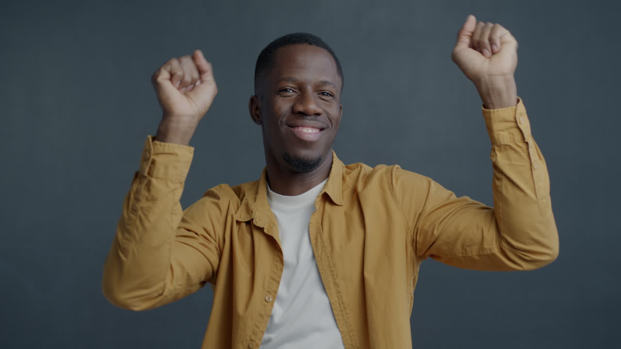 hombre feliz bailando
